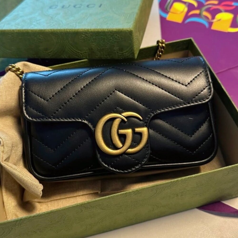 GUCCI GG Marmont series gold-tone keychain with vintage Double G logo. Crafted f